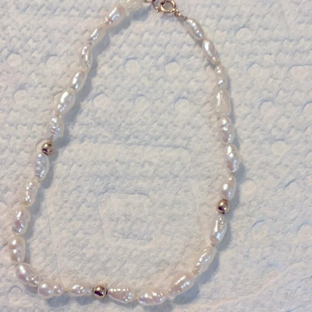 Pearl and gold beads bracelet that is 8 inches long and great condition.